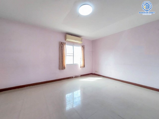 *****ทาวน์เฮ้าส์มืองสองย่านกรุงเทพมหานคร ม.เฟรชวิลล่า นวมินทร์ บนเนื้อที่ 20 ตร.ว. ฟังก์ชันเหมือนได้บ้านเดี่ยว 3 ห้องนอน 4 ห้องน้ำ 2 ที่จอดรถ บ้านสภาพสวย แถมฟรี! 1 เครื่องปรับอากาศ เดินทางสะดวก ทำเลเยี่ยม ใกล้แฟชั่นไอส์แลนด์ และรถไฟฟ้าสายสีชมพู "สถานีคู้บอน"